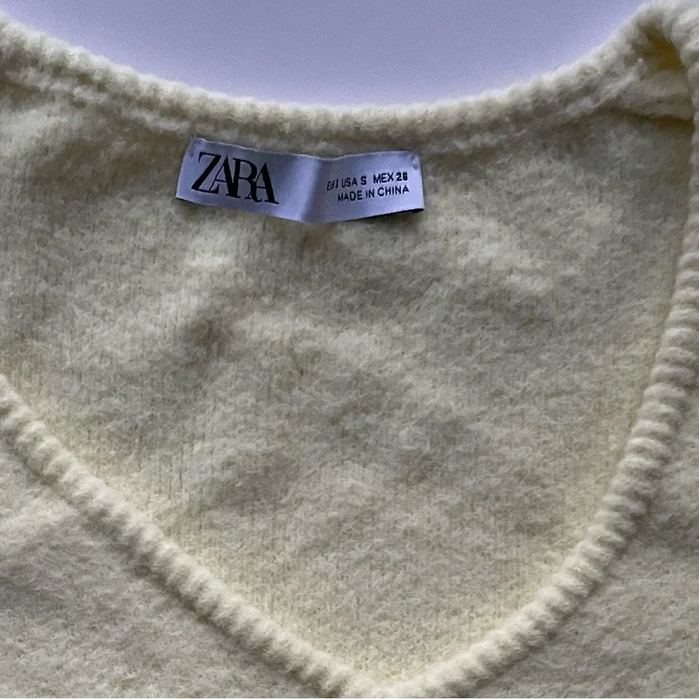 Zara Soft Butter Yellow Cropped Fuzzy V Neck Sweater S Quiet Luxury Minimalist - Picture 3 of 7